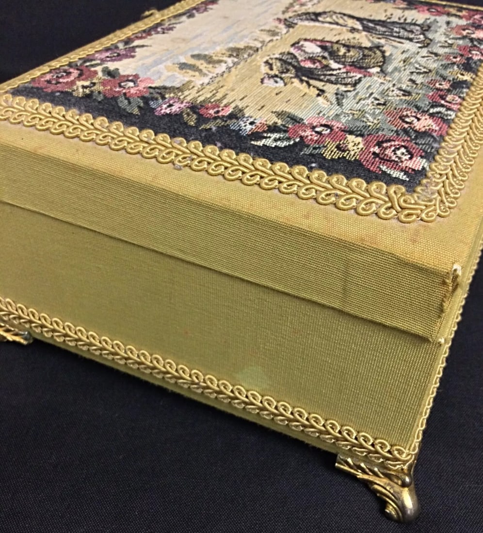 Charming Small Musical Box with Embroidered Decoration, Quadripod - 12