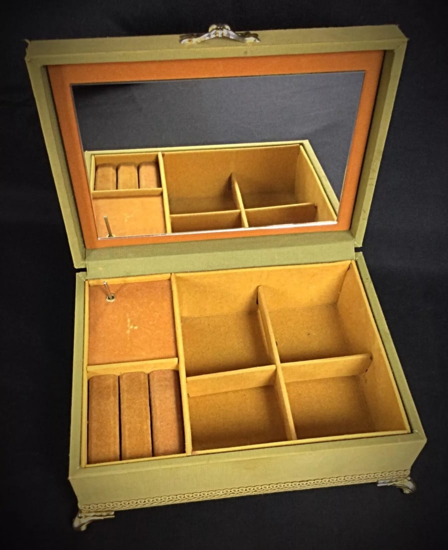 Charming Small Musical Box with Embroidered Decoration, Quadripod - 14