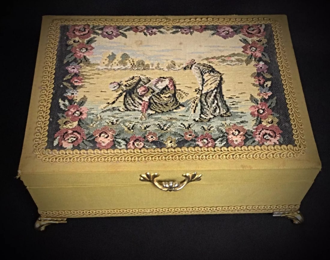 Charming Small Musical Box with Embroidered Decoration, Quadripod - 2