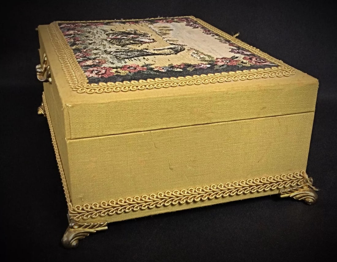 Charming Small Musical Box with Embroidered Decoration, Quadripod - 3