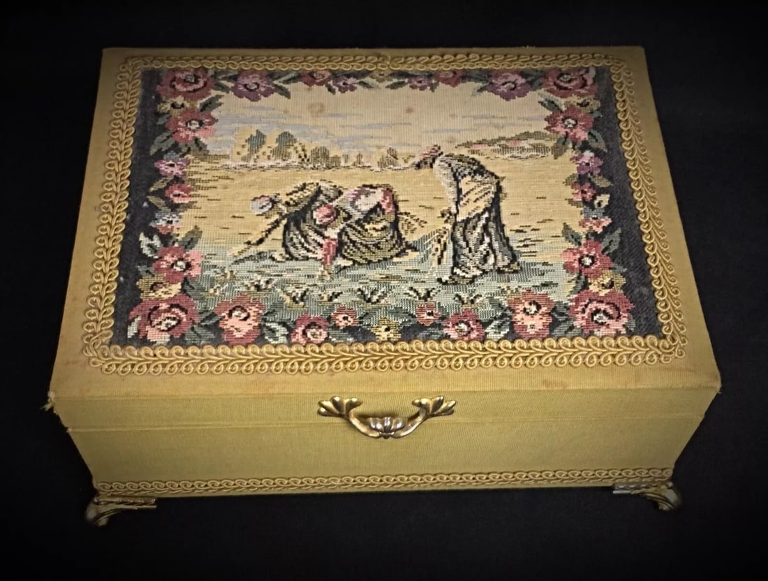 Charming Small Musical Box with Embroidered Decoration, Quadripod - 4