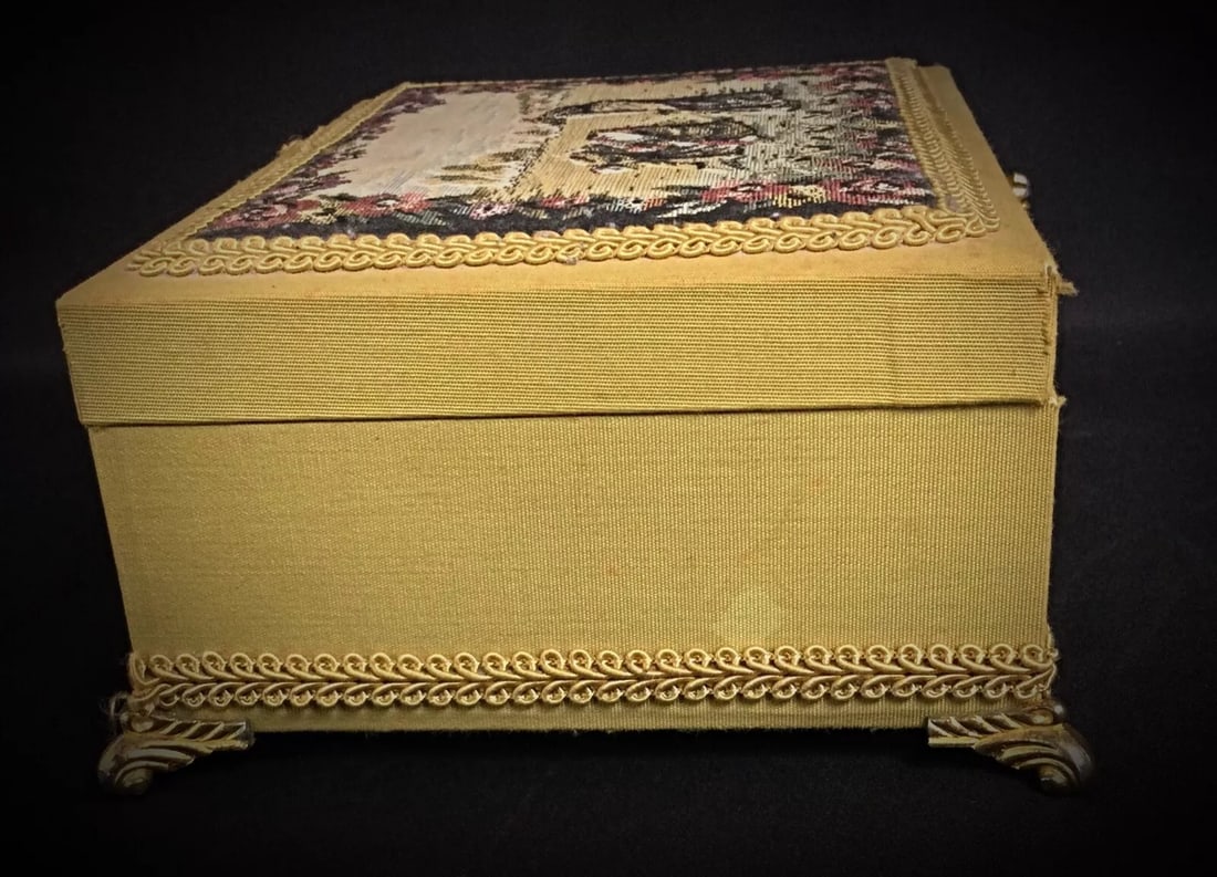 Charming Small Musical Box with Embroidered Decoration, Quadripod - 6