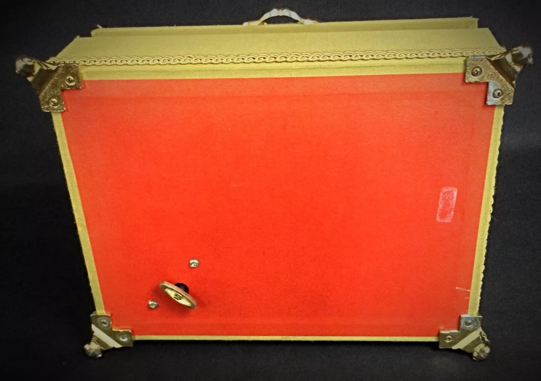 Charming Small Musical Box with Embroidered Decoration, Quadripod - 8