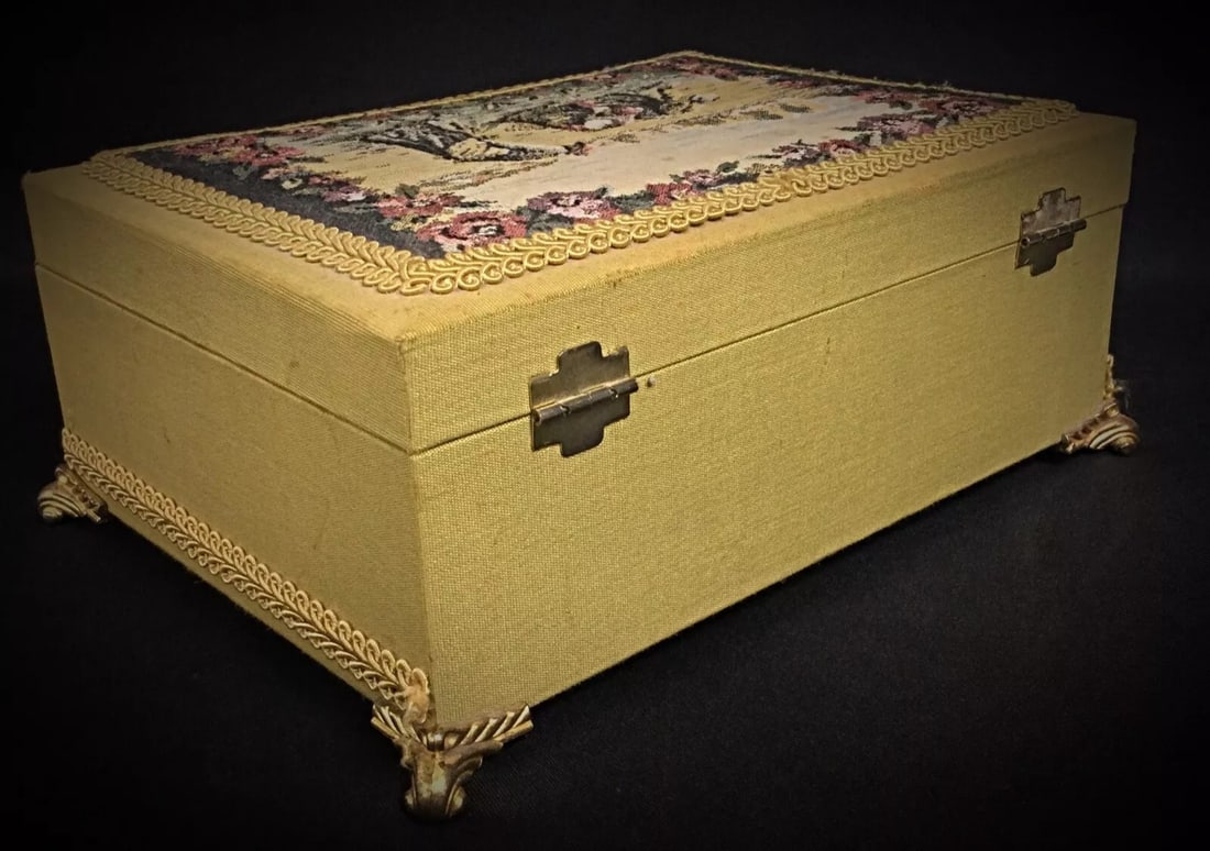 Charming Small Musical Box with Embroidered Decoration, Quadripod - 9