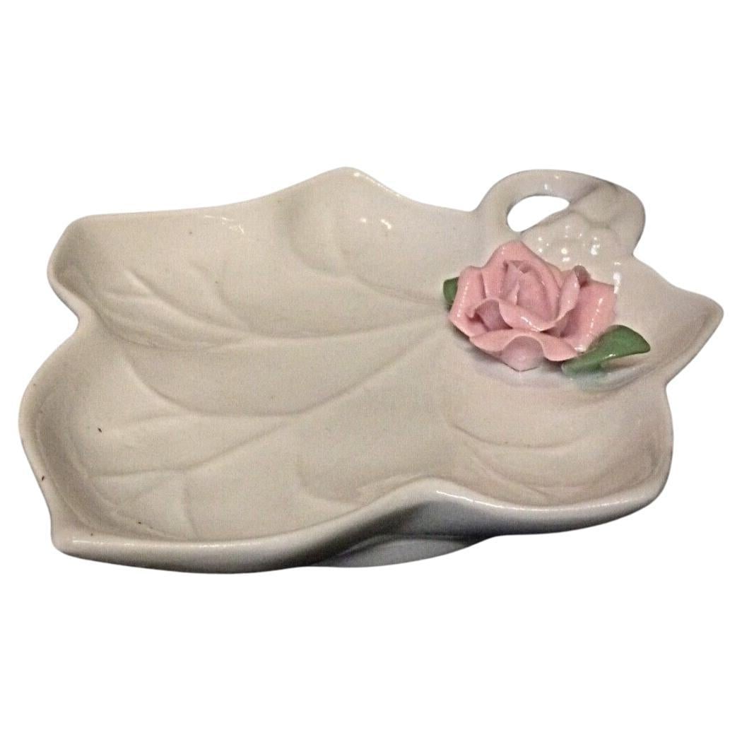 Elegant Ceramic Rose Trinket Dish or Paperweight: Title:Elegant Ceramic Rose Trinket Dish or PaperweightOrigin:FranceDimension:Width: 15 cm (5.9 in)Height: 2.7 cm (1.1 in)Materials:CeramicYear:20th centuryDescription:Enhance your space with this