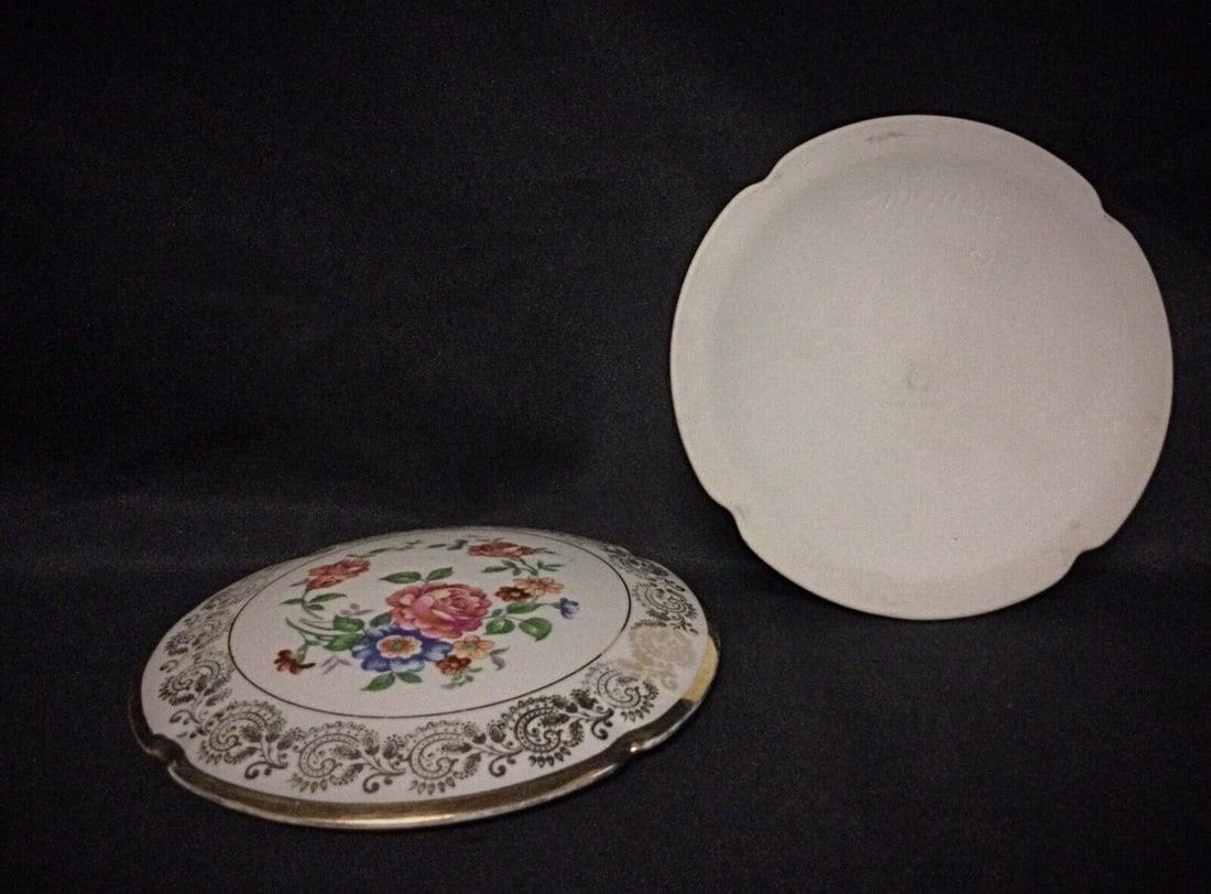 Vintage Porcelain Bonbonnière with Floral Decoration & Gold Trim - 7