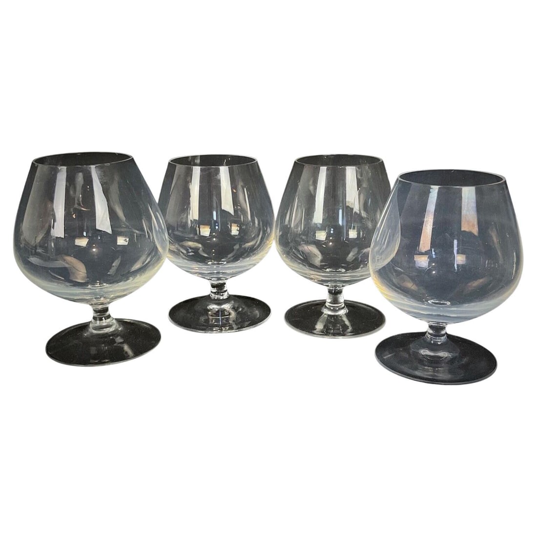 Set of 4 Vintage Crystal Wine Glasses: Title:Set of 4 Vintage Crystal Wine Glasses Origin:France Dimension:Height: 1.97 in (5 cm)Diameter: 3.55 in (9 cm) Materials:Crystal Year:20th Century Description:Elegant set of four vintage crystal w