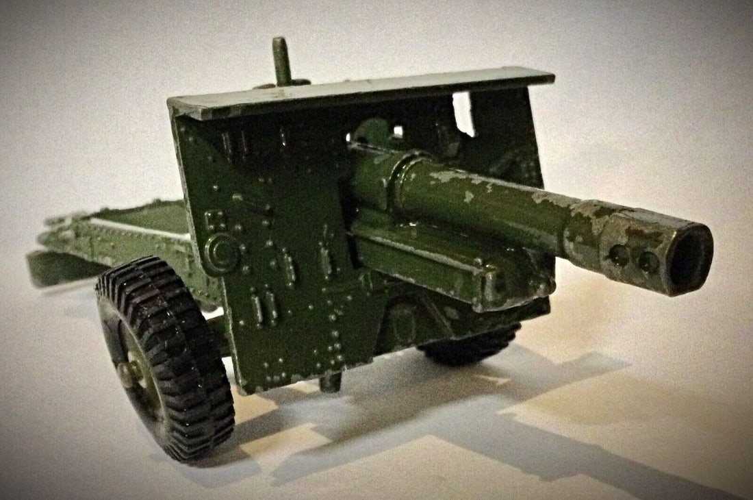 Vintage Miniature Anti-Tank Cannon - The Crescent Toys Militaria - 2