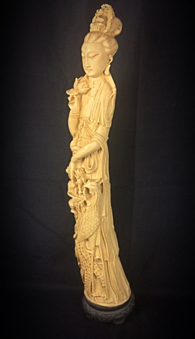 Large Statuette of an Asian Woman with Peacock Decor - Resin - 2