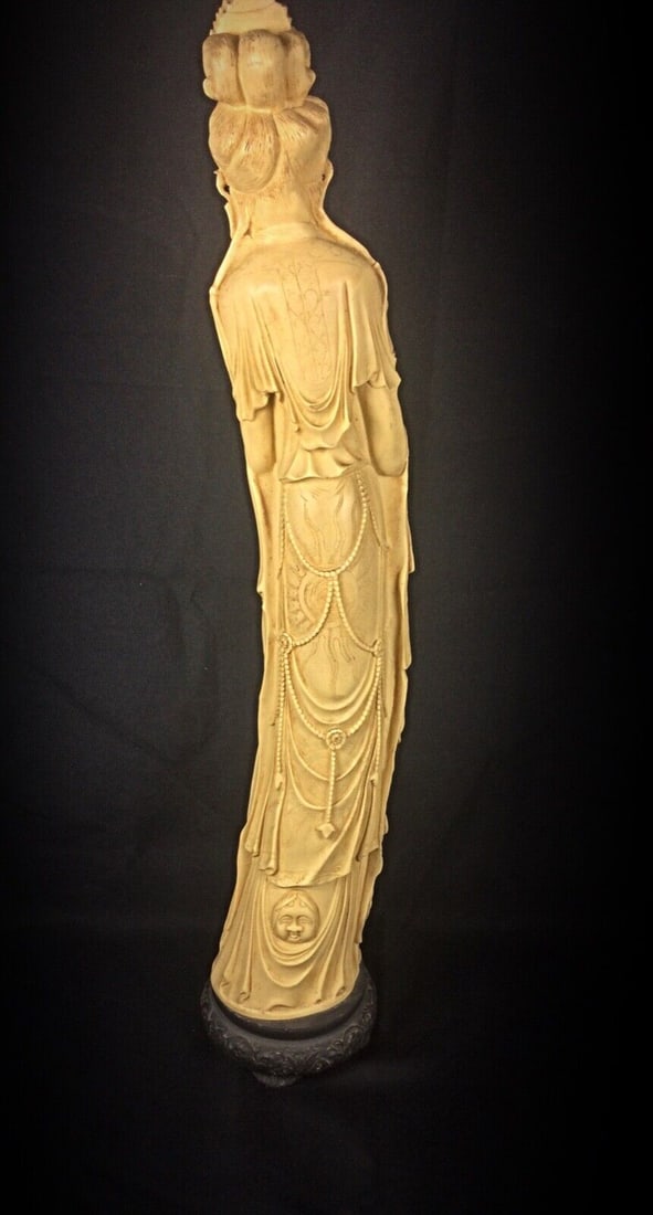 Large Statuette of an Asian Woman with Peacock Decor - Resin - 3