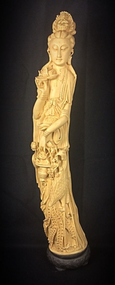 Large Statuette of an Asian Woman with Peacock Decor - Resin - 4
