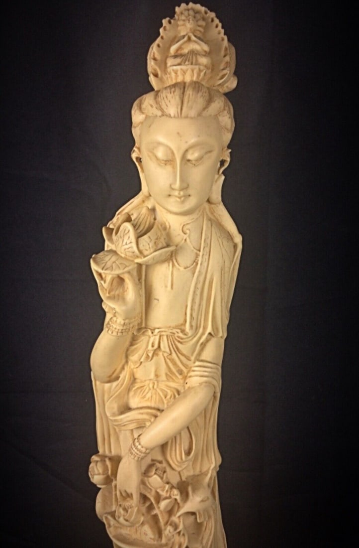 Large Statuette of an Asian Woman with Peacock Decor - Resin - 5