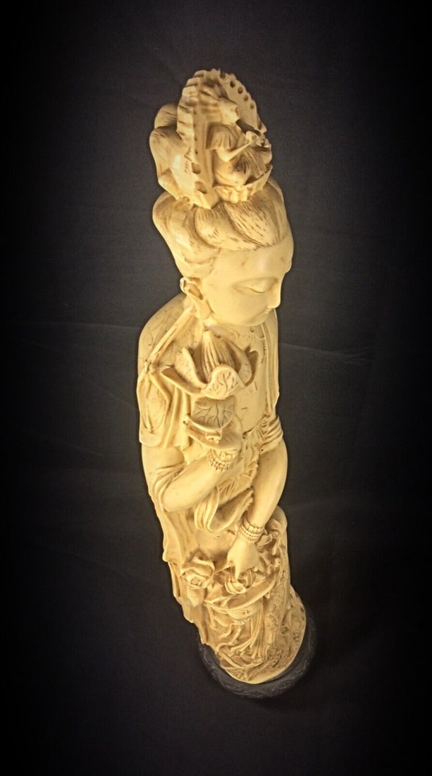 Large Statuette of an Asian Woman with Peacock Decor - Resin - 7