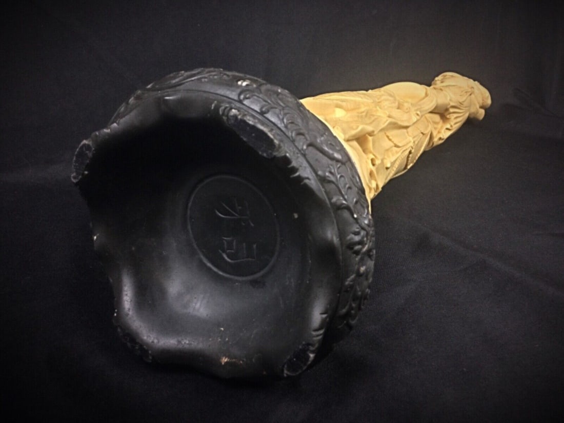 Large Statuette of an Asian Woman with Peacock Decor - Resin - 8