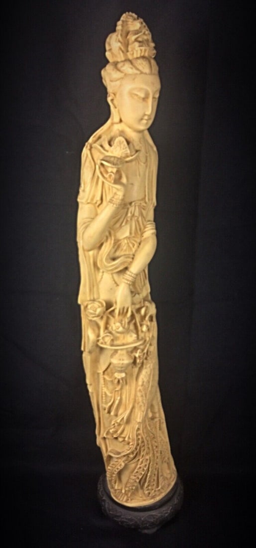 Large Statuette of an Asian Woman with Peacock Decor - Resin - 9