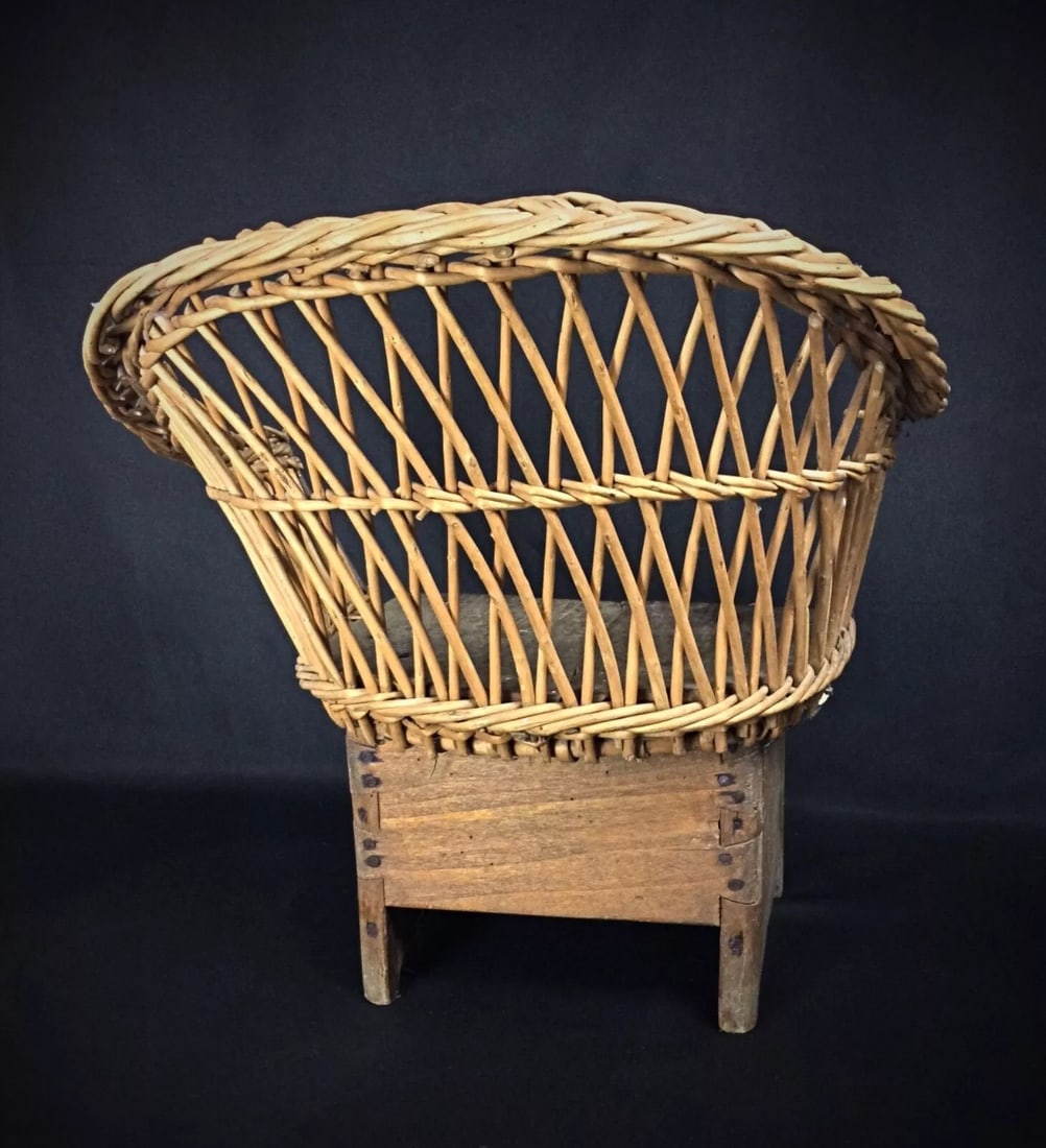 Antique 20th Century Children's Chair in Wood and Wicker - 11
