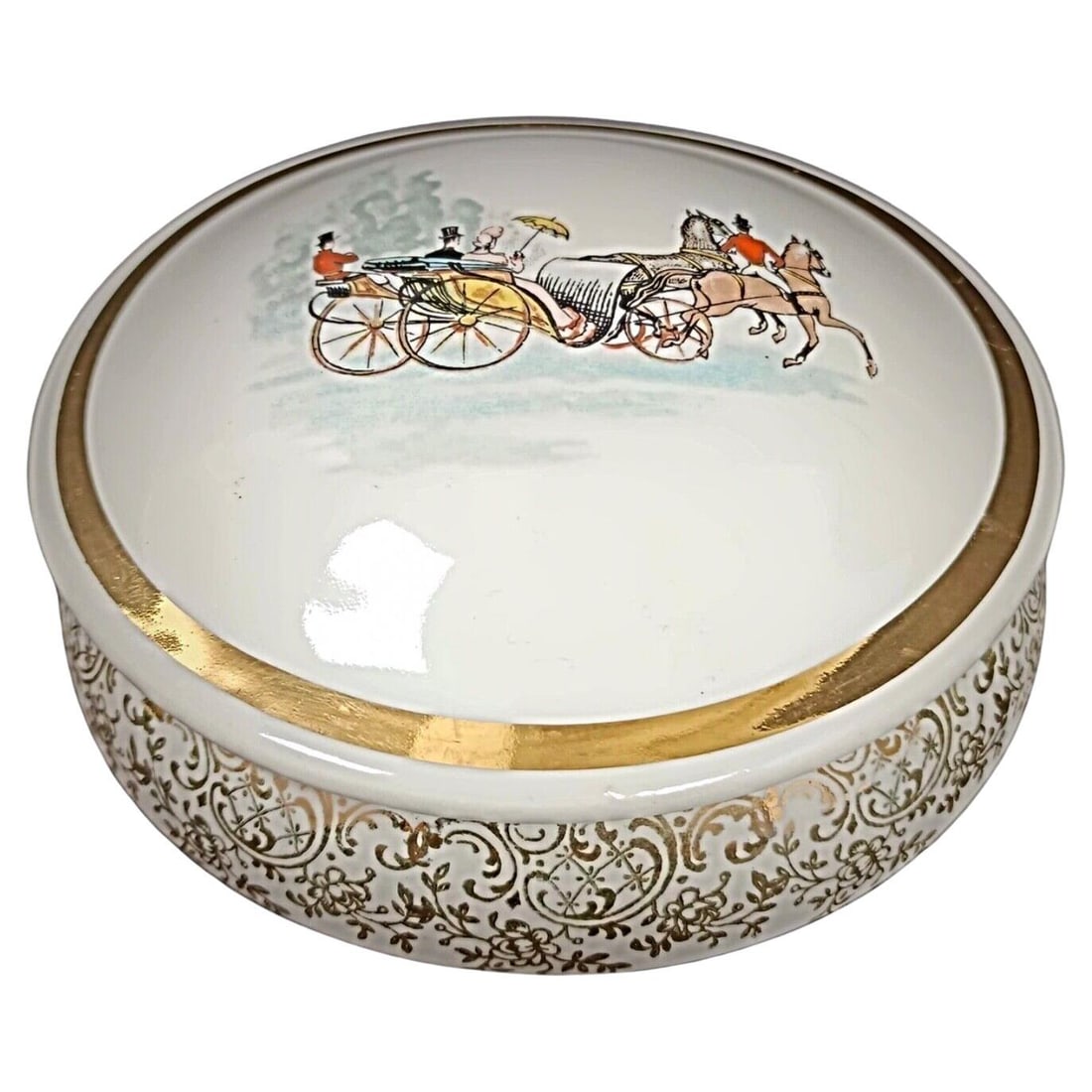 Antique 20th Century Bonbonnière in Genuine L.F. Porcelain, Coach Scene: Title:Antique 20th Century Bonbonnière in Genuine L.F. Porcelain, Coach SceneOrigin:FranceDimension:Diameter: 11.5 cm (4.5 inches)Height: 5.5 cm (2.2 inches)Materials:PorcelainYear:20th