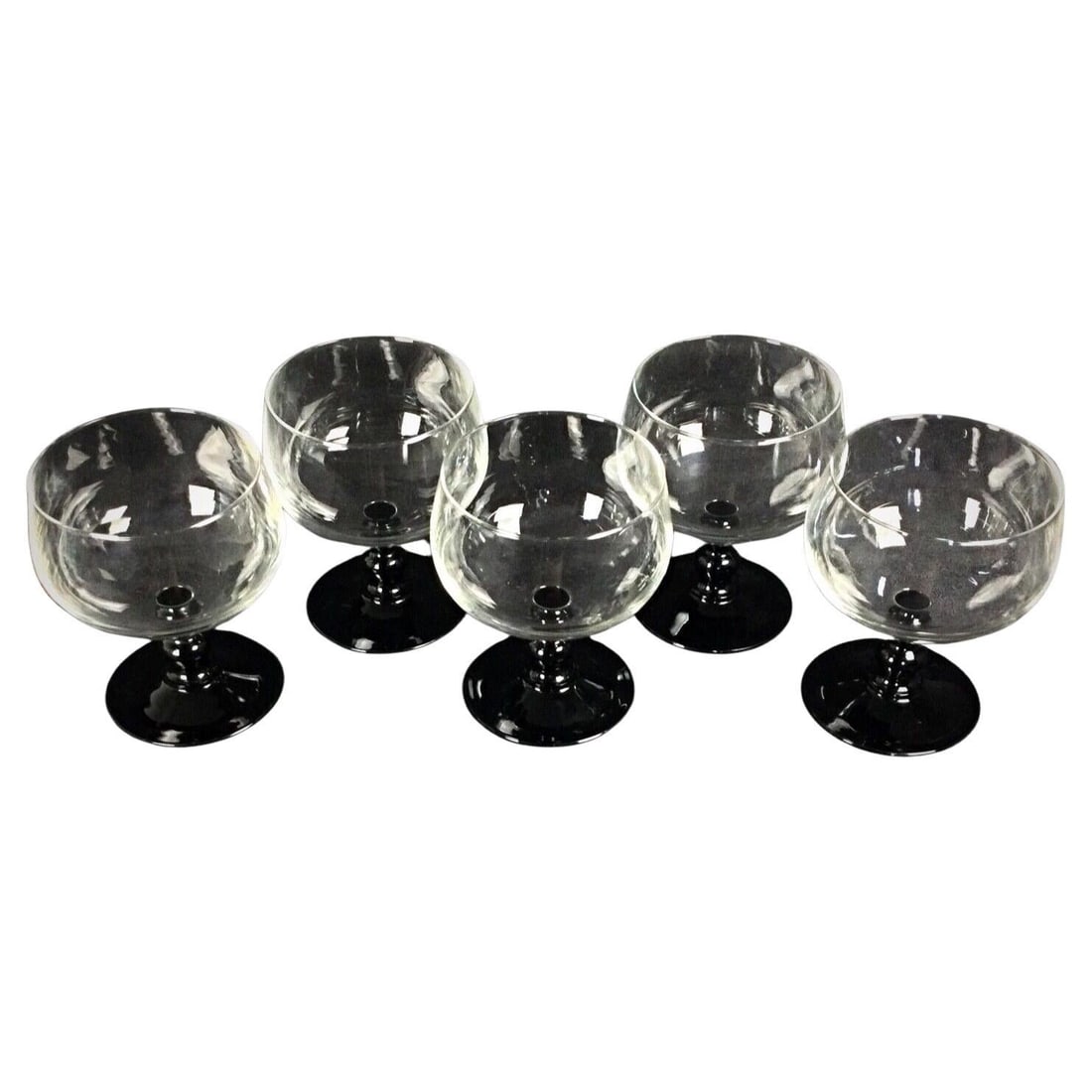 Set of 5 Large Wine Glasses with Green Stems – Beautiful Service: Title:Set of 5 Large Wine Glasses with Green Stems – Beautiful Service Origin:France Dimension:Height: 5.12 in (13 cm)Diameter: 3.55 in (9 cm) Materials:Glass Year:20th Century Description:This eleg