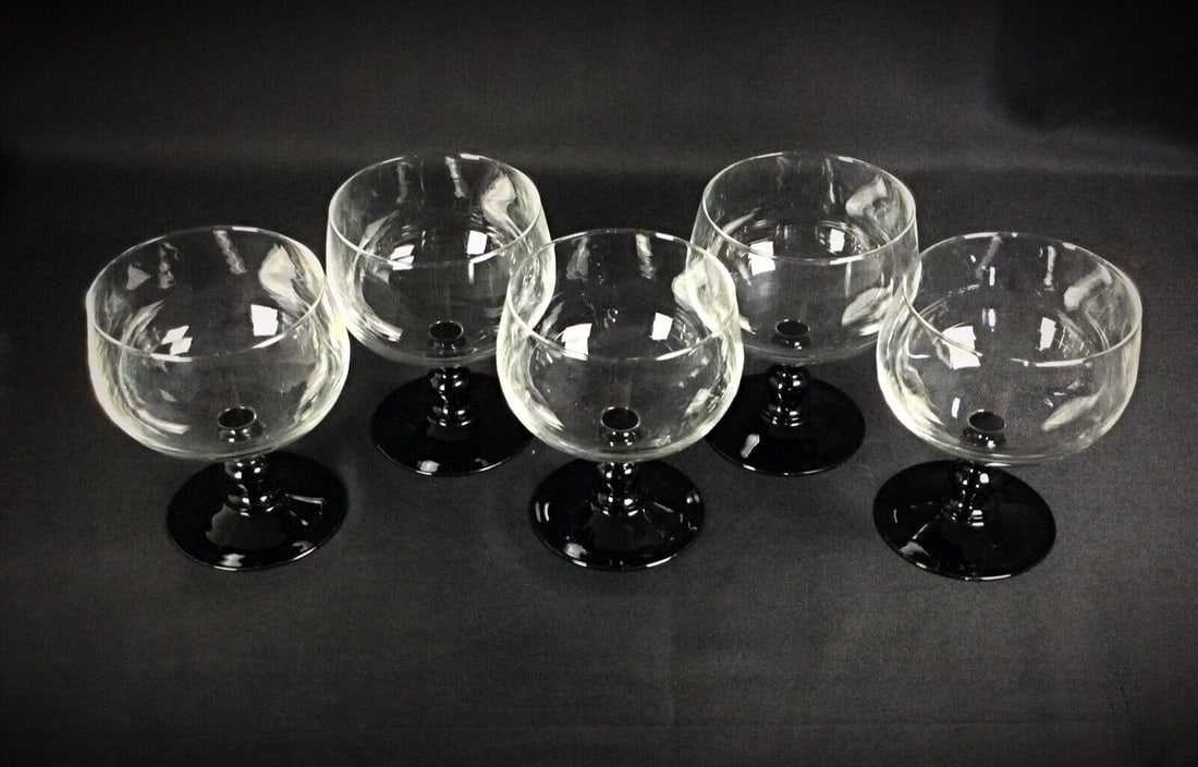 Set of 5 Large Wine Glasses with Green Stems – Beautiful Service - 2