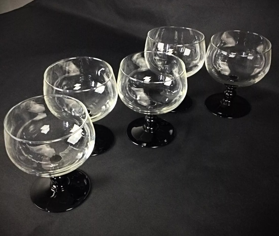 Set of 5 Large Wine Glasses with Green Stems – Beautiful Service - 5