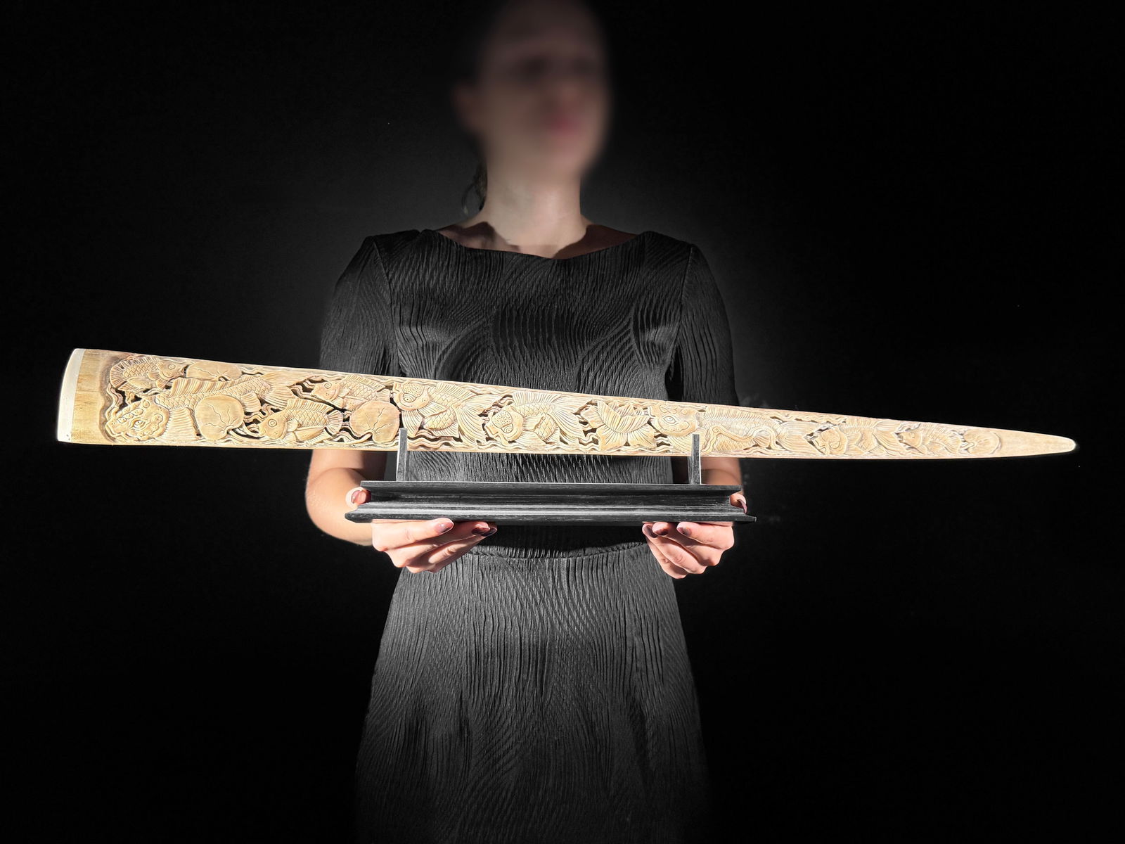 Wonderful large carved swordfish tusk - Japanese koi motif: Title:Wonderful large carved swordfish tusk - Japanese koi motifMaker:UnknownOrigin:IndonesiaDate/Period:2025Materials:Xiphias Gladius, Bone, WoodDimensions:Length: 84 cm / 33 inchesDescription:This