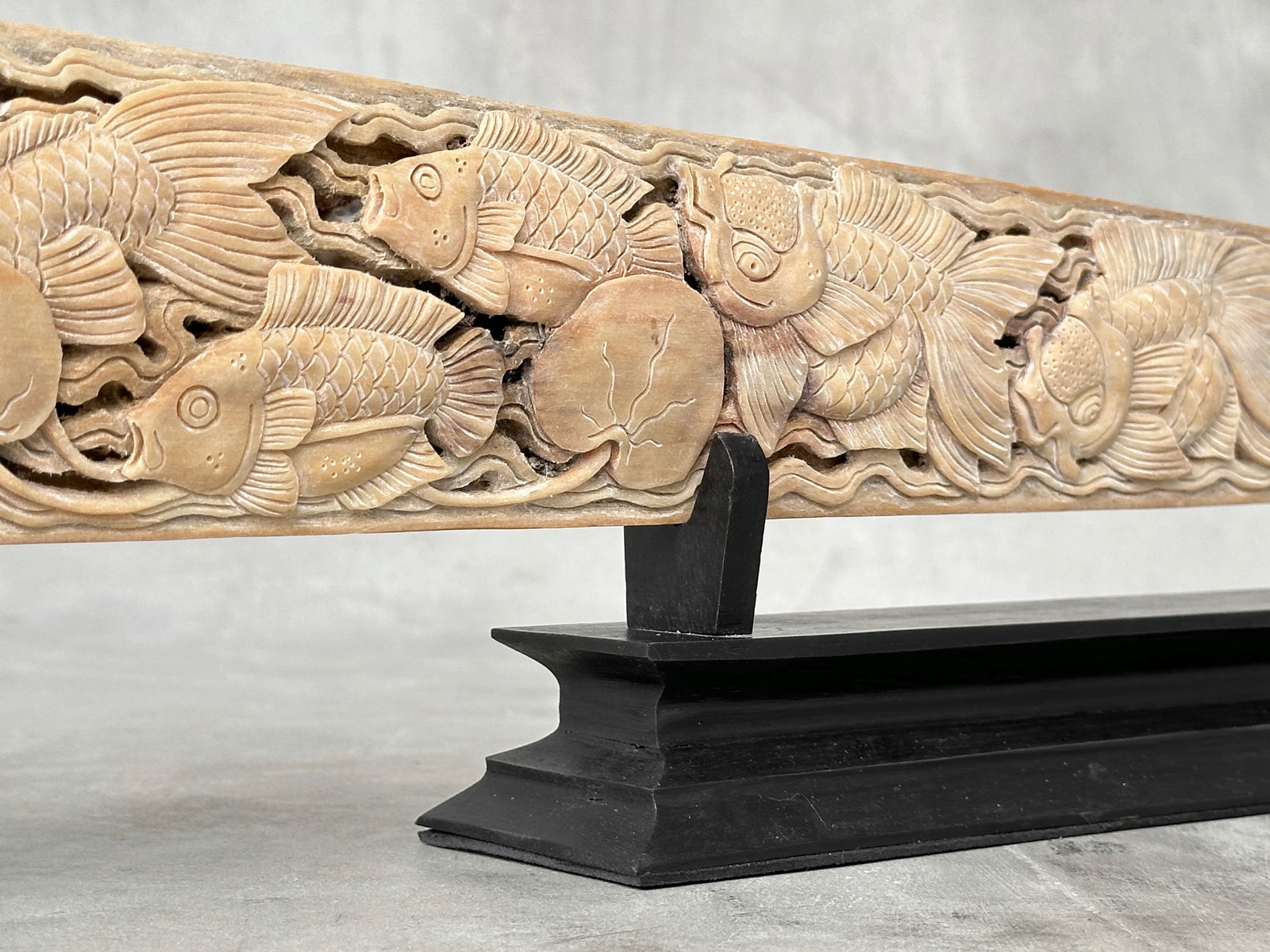 Wonderful large carved swordfish tusk - Japanese koi motif - 3