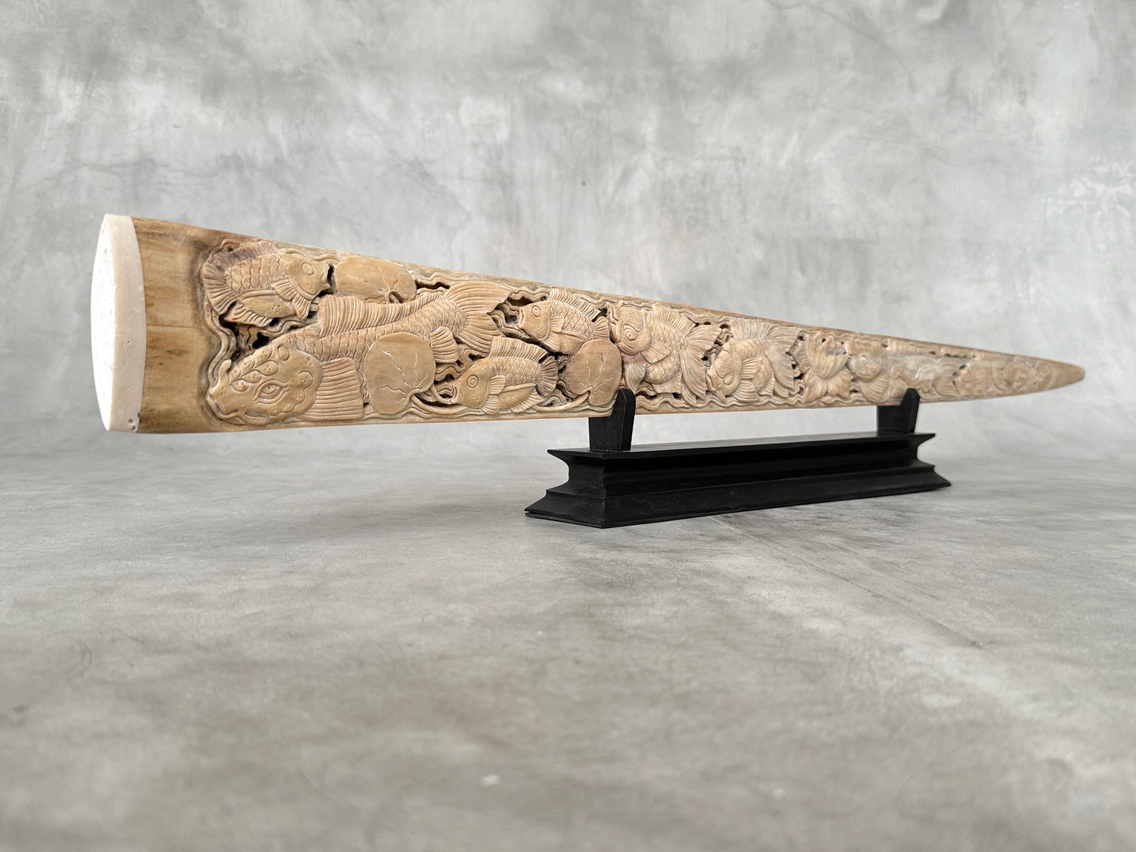 Wonderful large carved swordfish tusk - Japanese koi motif - 4