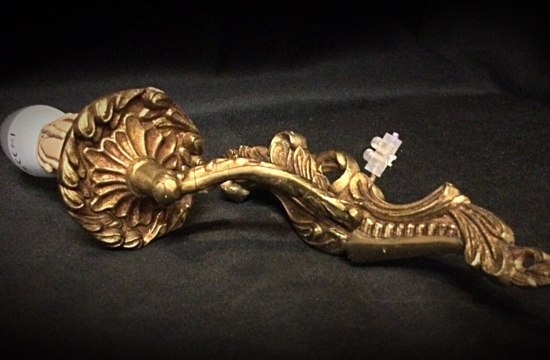 Pair of Vintage Brass Wall Sconces – Classic Design - 6