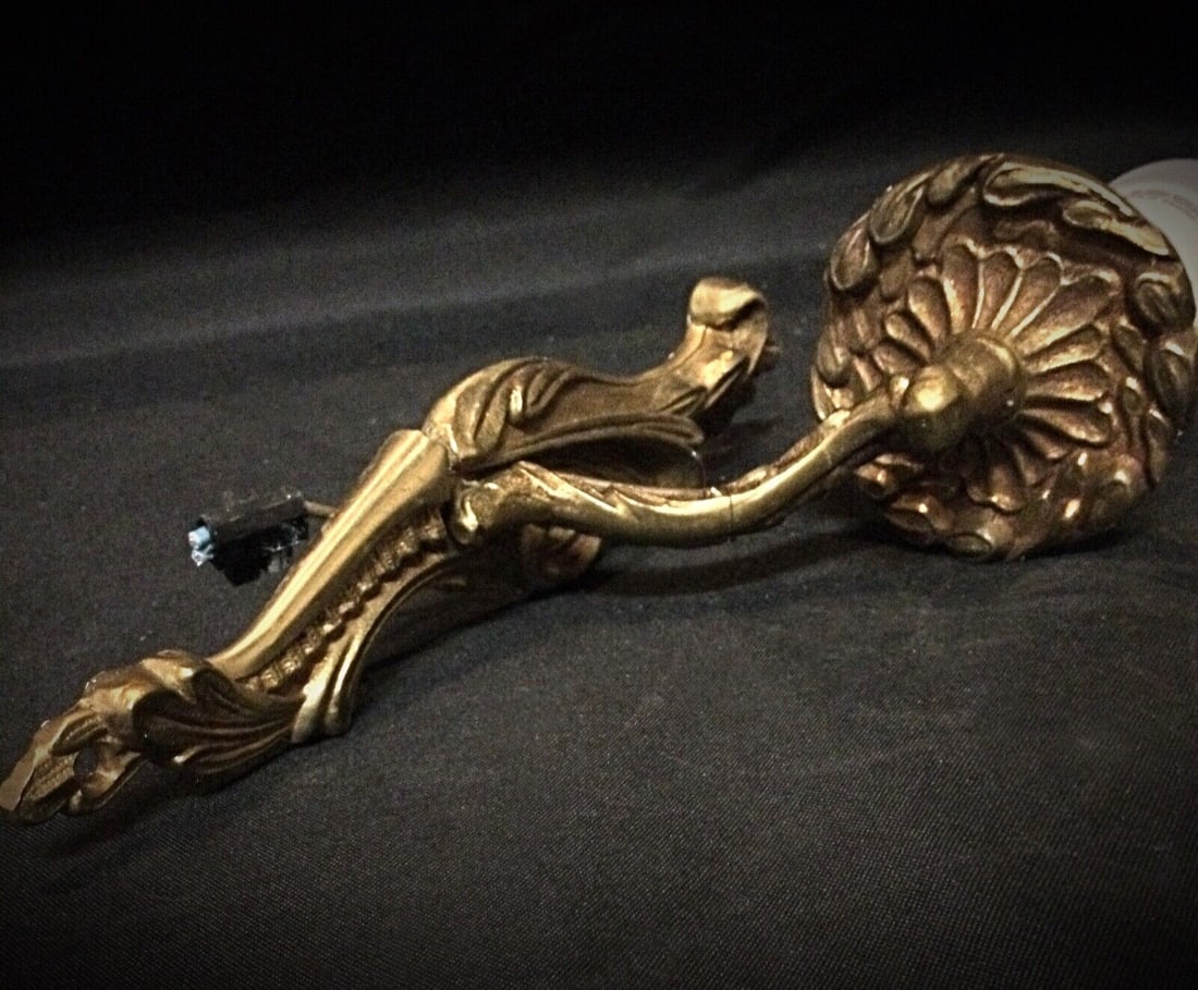 Pair of Vintage Brass Wall Sconces – Classic Design - 7