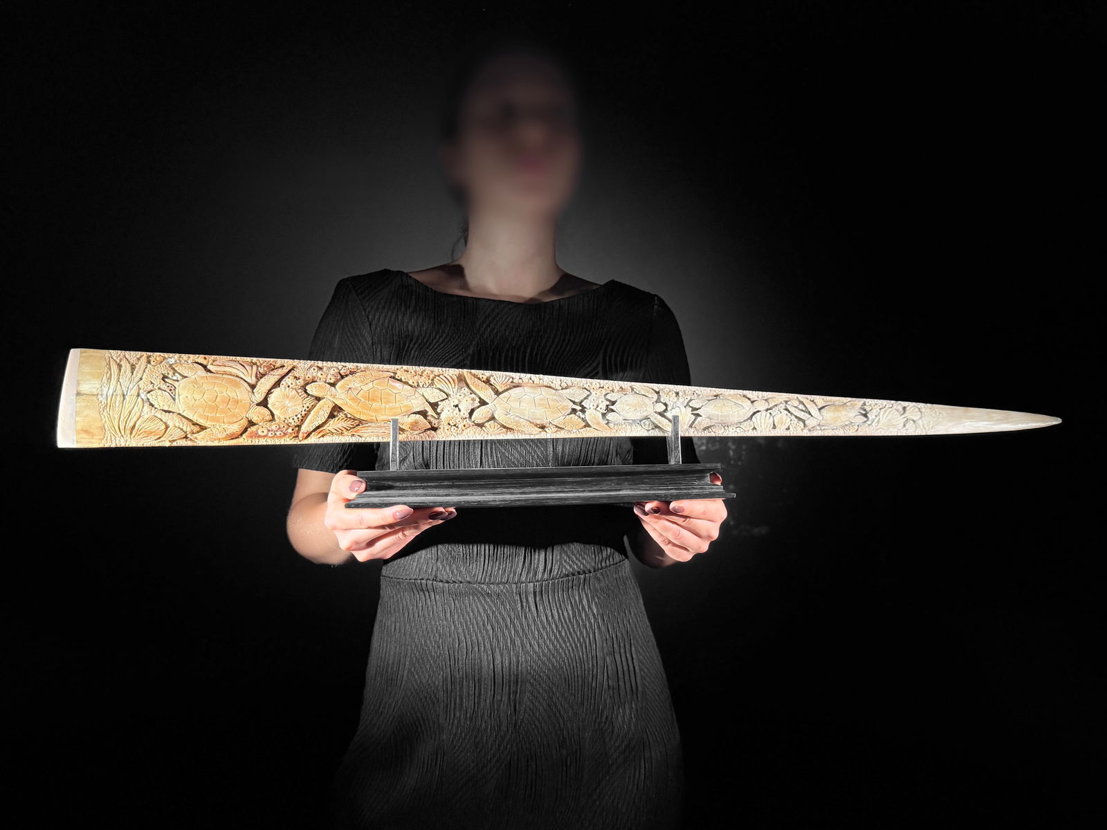 Beautiful engraved Swordfish rostrum - Marine motif: Title:Beautiful engraved Swordfish rostrum - Marine motifMaker:UnknownOrigin:IndonesiaDate/Period:2025Materials:Xiphias Gladius, Bone, WoodDimensions:Length: 87 cm / 34.2 inchesDescription:This