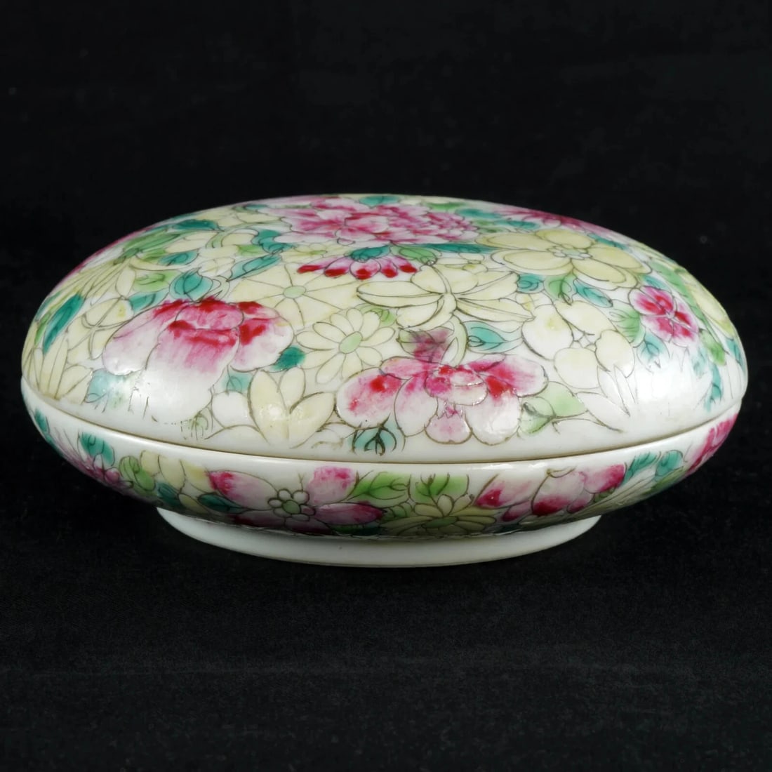 Chinese Paste Box Thousand Flowers c 1900: Title:Chinese Paste Box Thousand Flowers c 1900Size:3 ¼ in (8.3 cm) diameter x 1 3/8 in (3.4 cm) tall. Reserve: $250.00 Shipping:Domestic: Flat-rate of $17.00 to anywhere within the