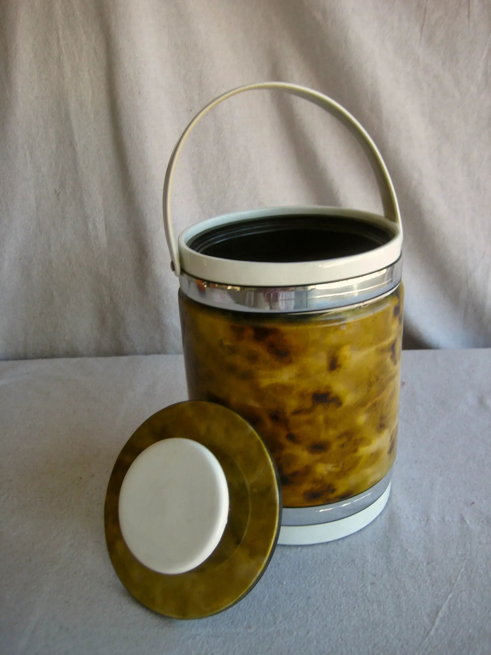 Mid Century Modern American Ice Bucket Circa 1970 - 3