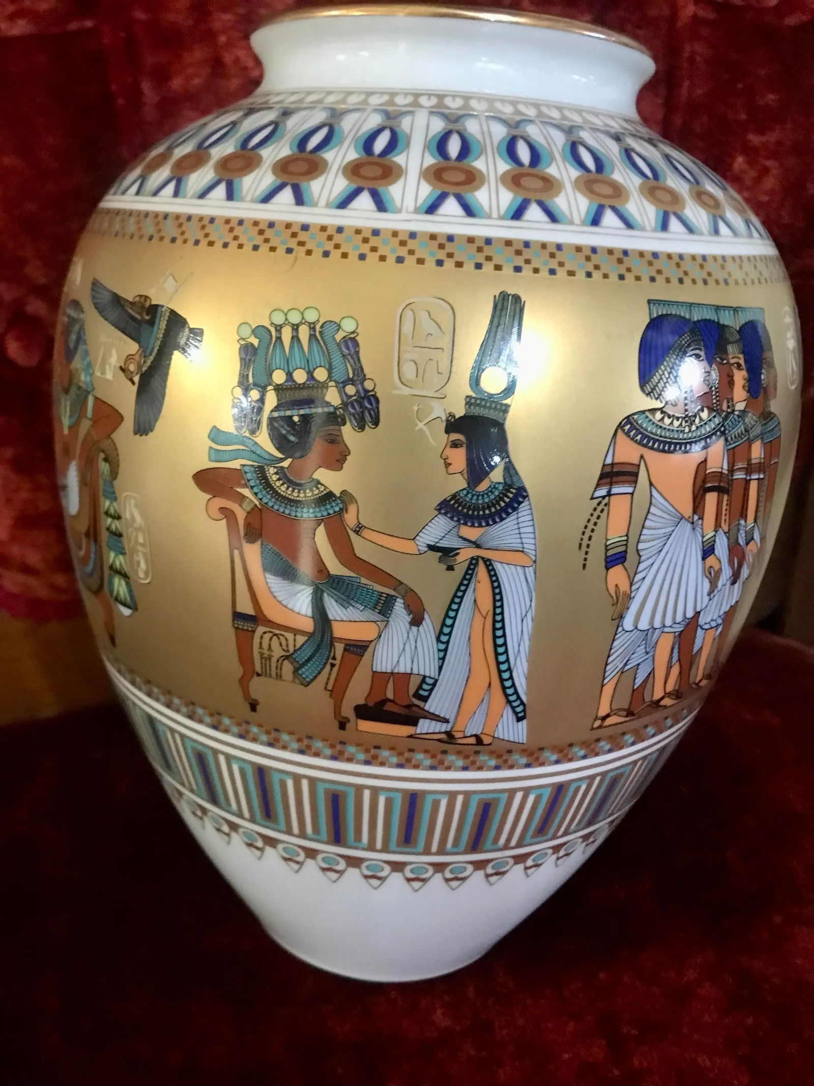 1970s The Ghent Collection, by Kaiser Porcelain, "Scenes From the Tomb of Tutankhamun" Vase. - 4