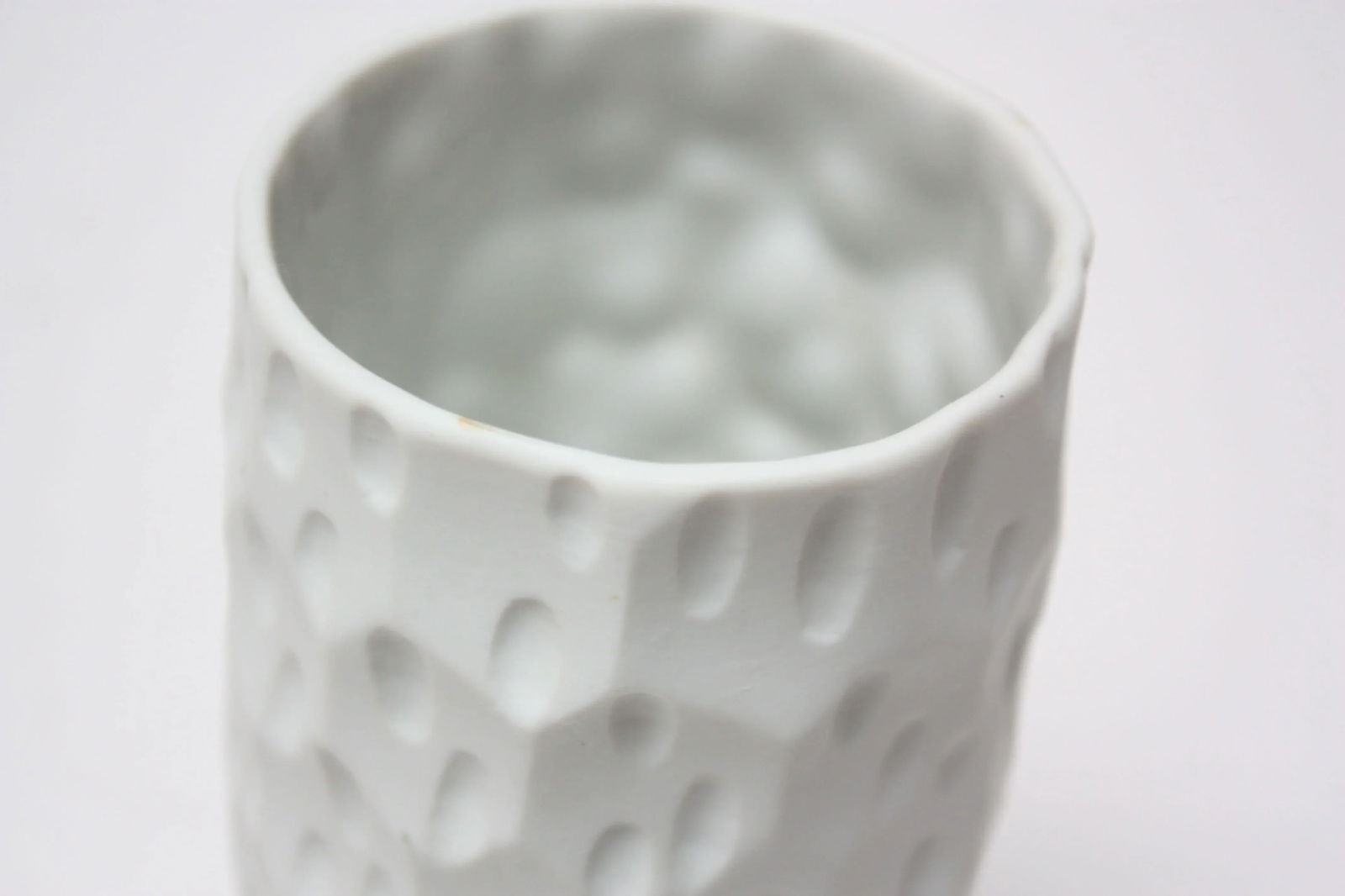 Small 1960s West German Bone-White Bisque Porcelain Dimpled Vase by Thomas - 5