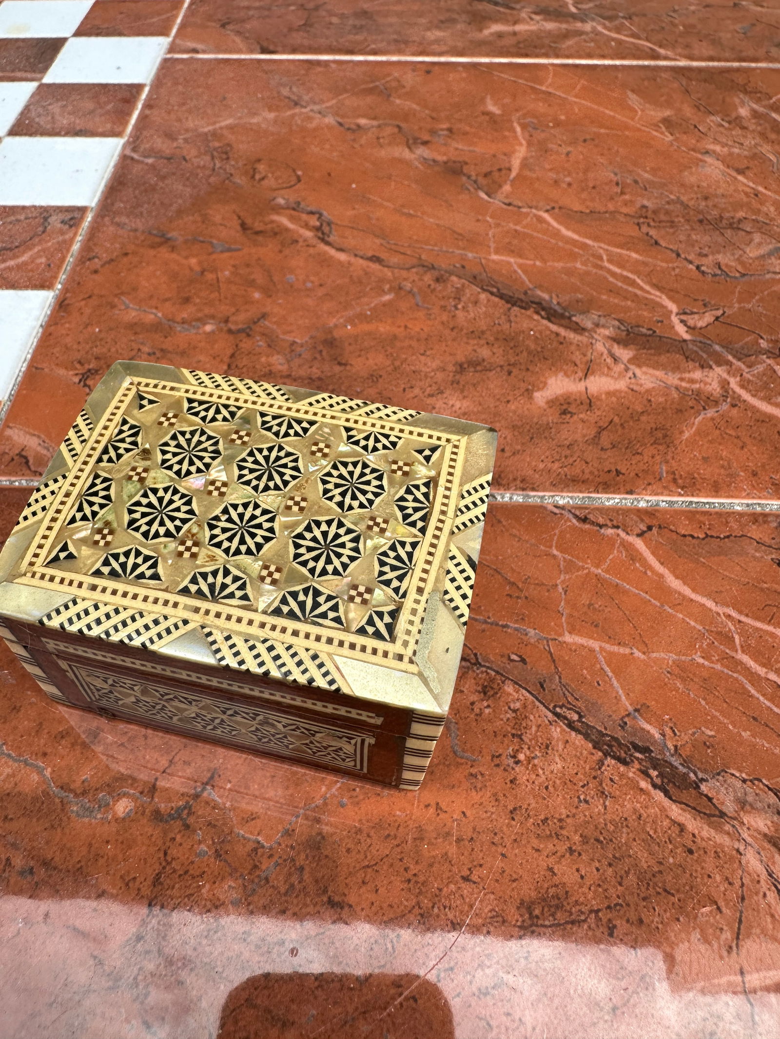 1970s Petite Wooden Painted Box With Mother of Pearl Accents - 3