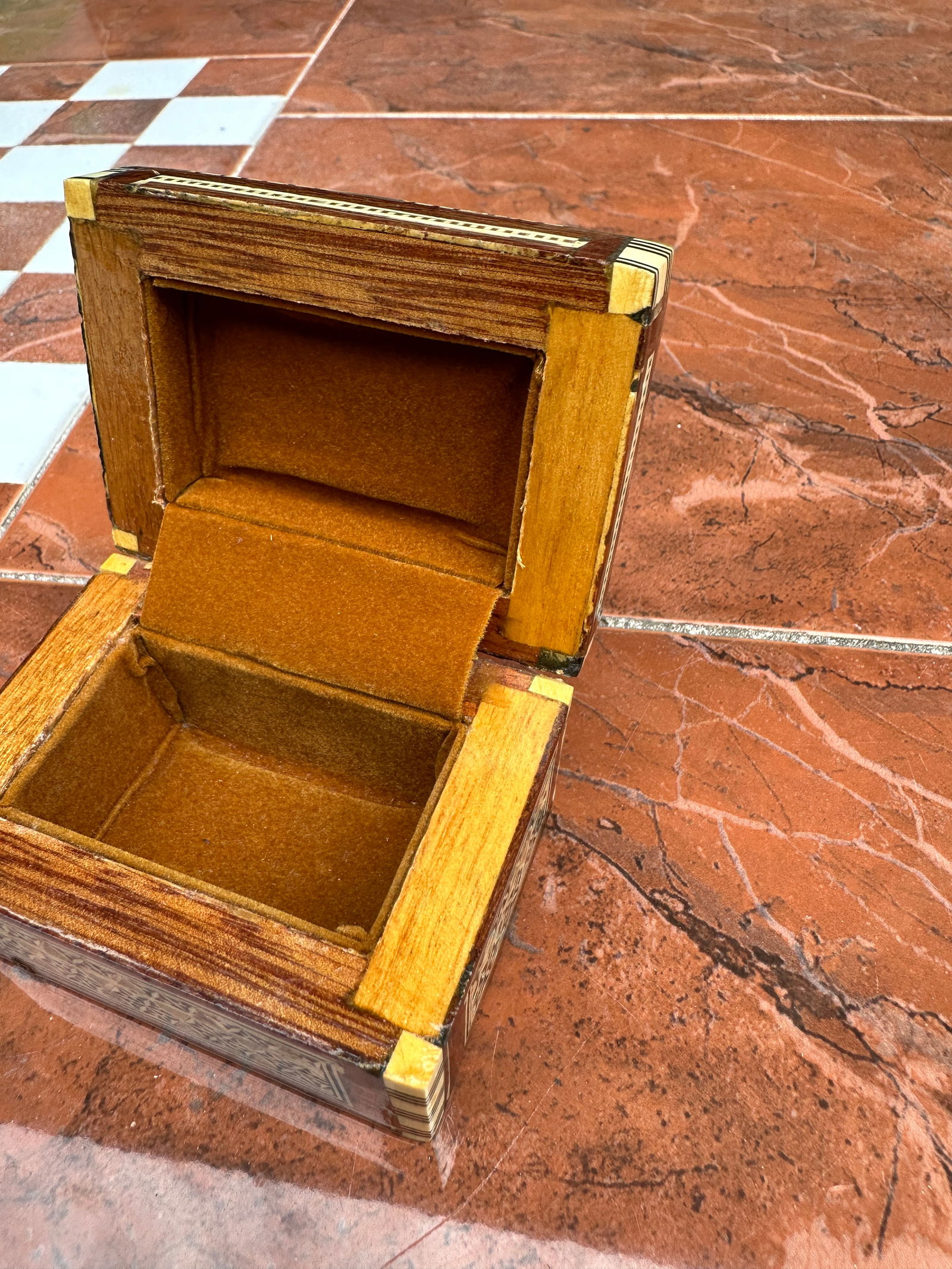 1970s Petite Wooden Painted Box With Mother of Pearl Accents - 6