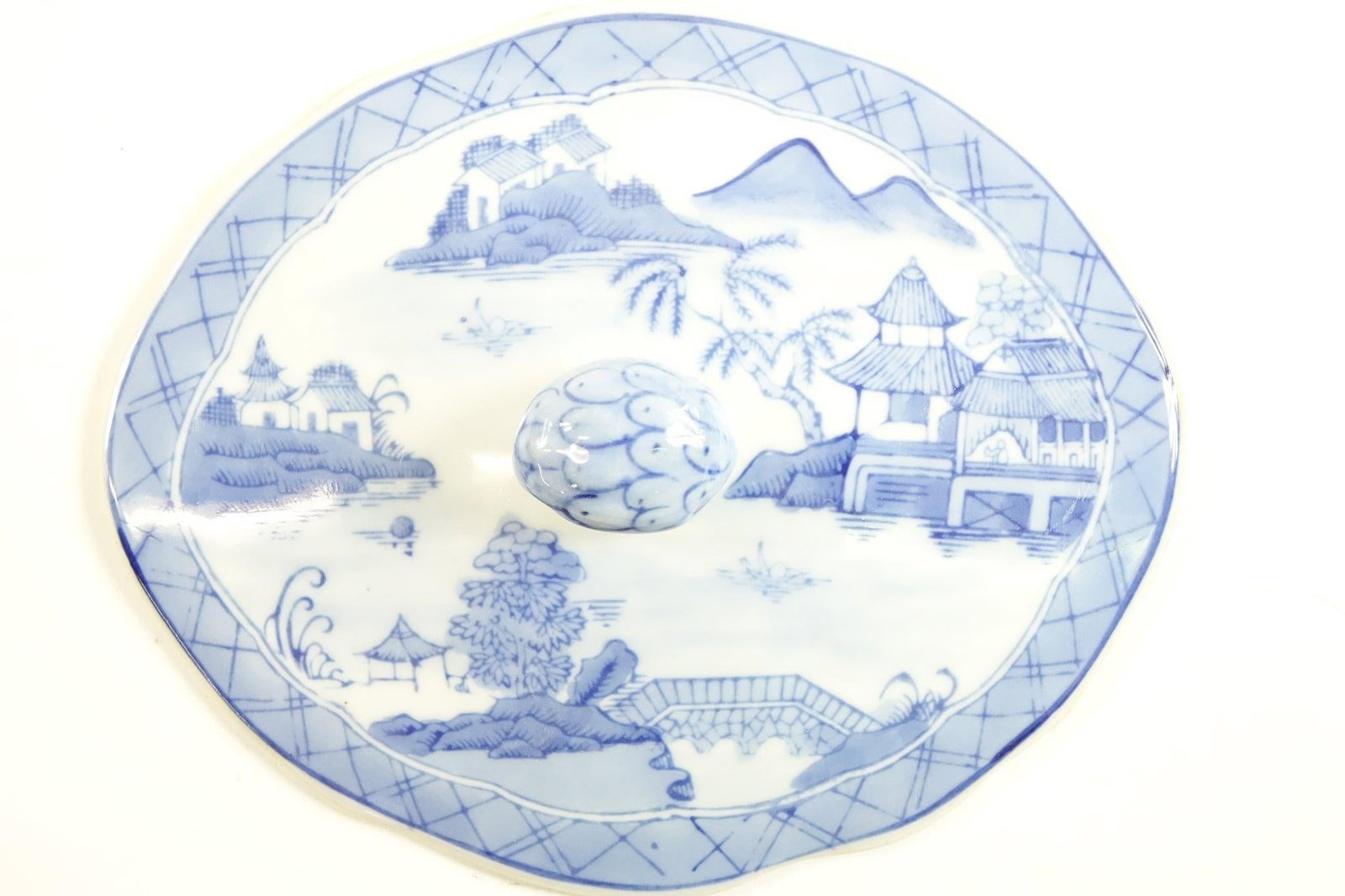 Antique Chinese Blue and White Porcelain Dish With a Lid - 4