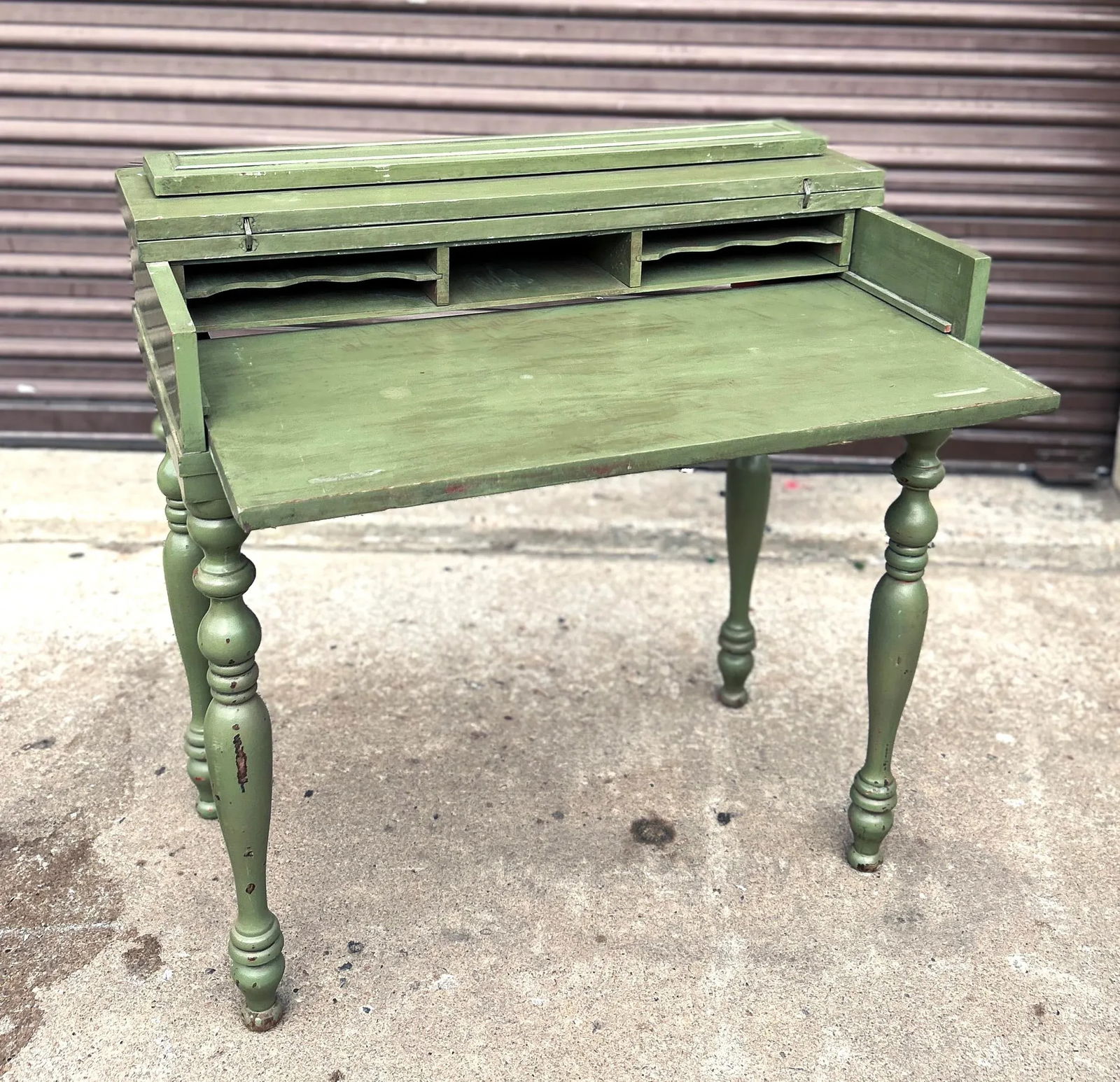 1990s Vintage Green Distress Painted Spinlet Flip Top Desk With Turned Legs - 4