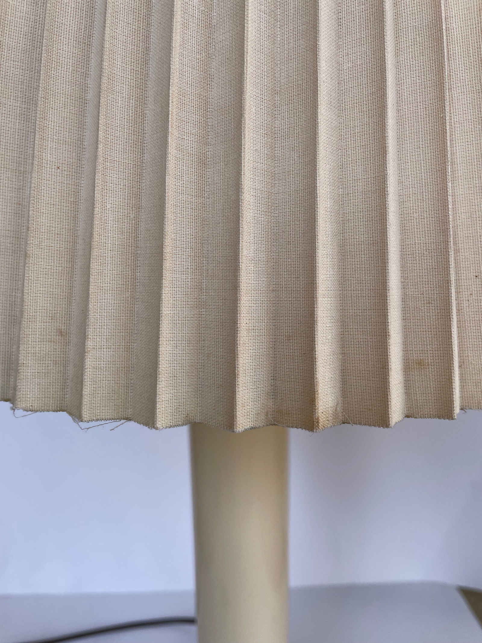 1980s Enamel Ivory Table Lamp With Original Pleated Shade - 7