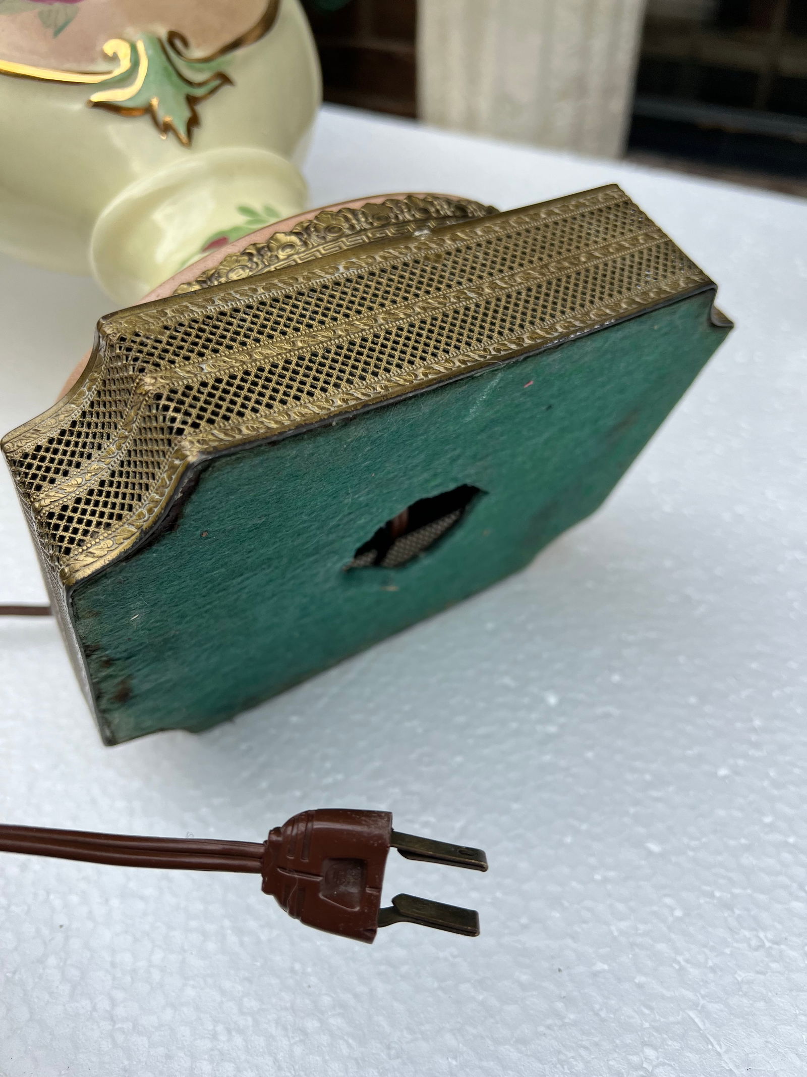 1970s Creamed Colored Ceramic Lamp With Rose Details - 2