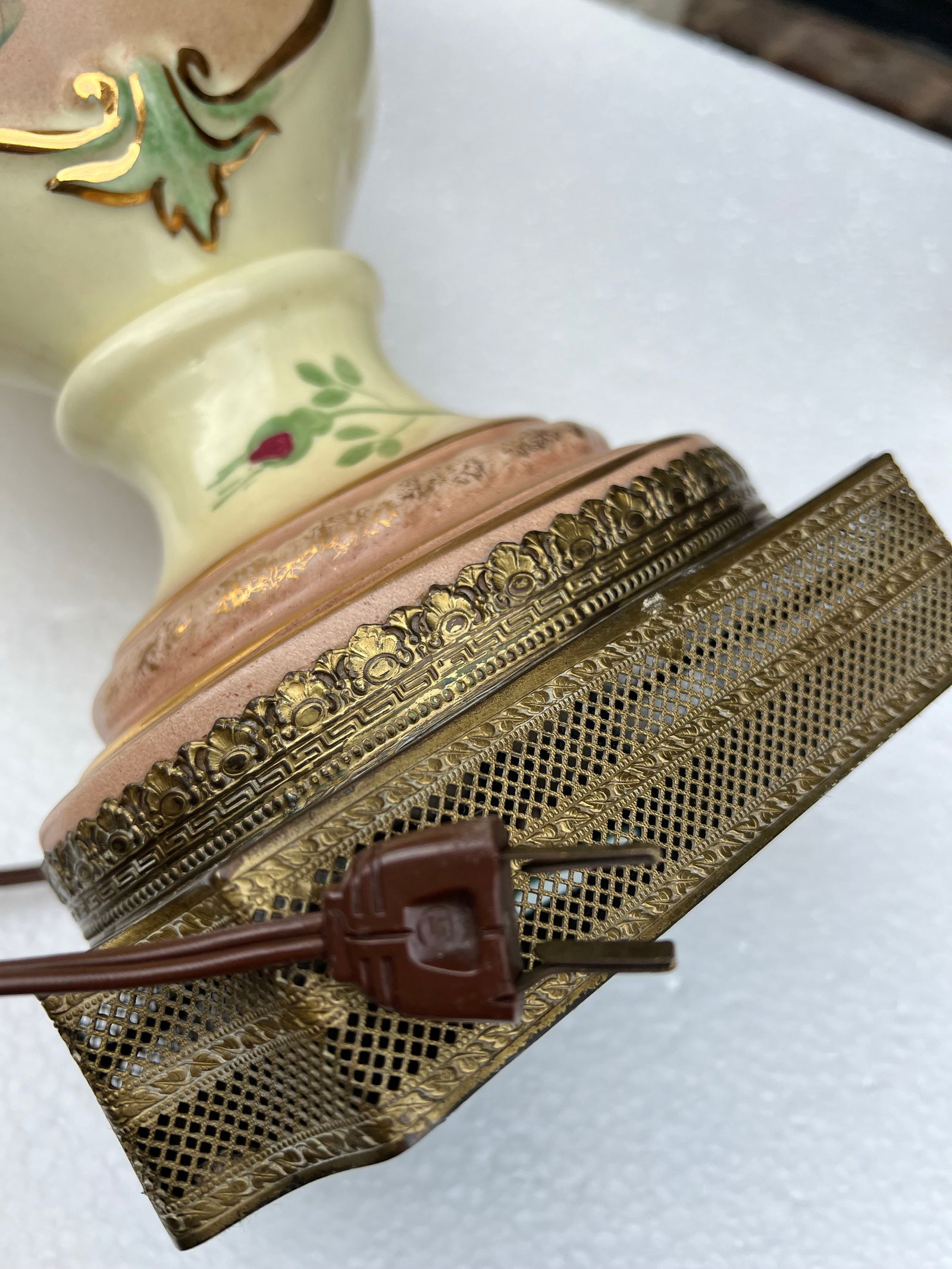 1970s Creamed Colored Ceramic Lamp With Rose Details - 4