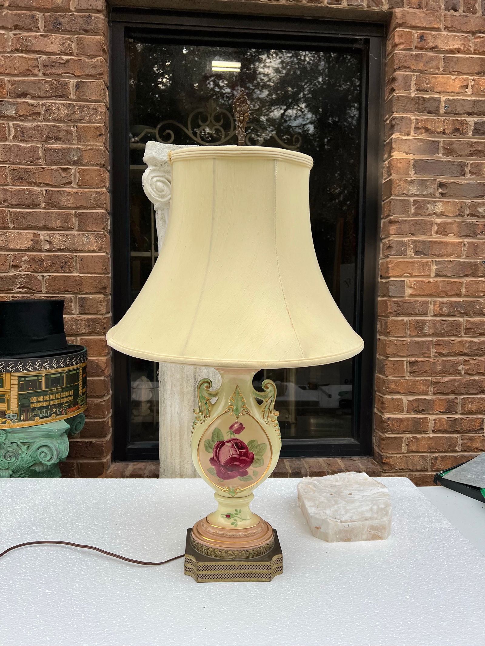 1970s Creamed Colored Ceramic Lamp With Rose Details - 7