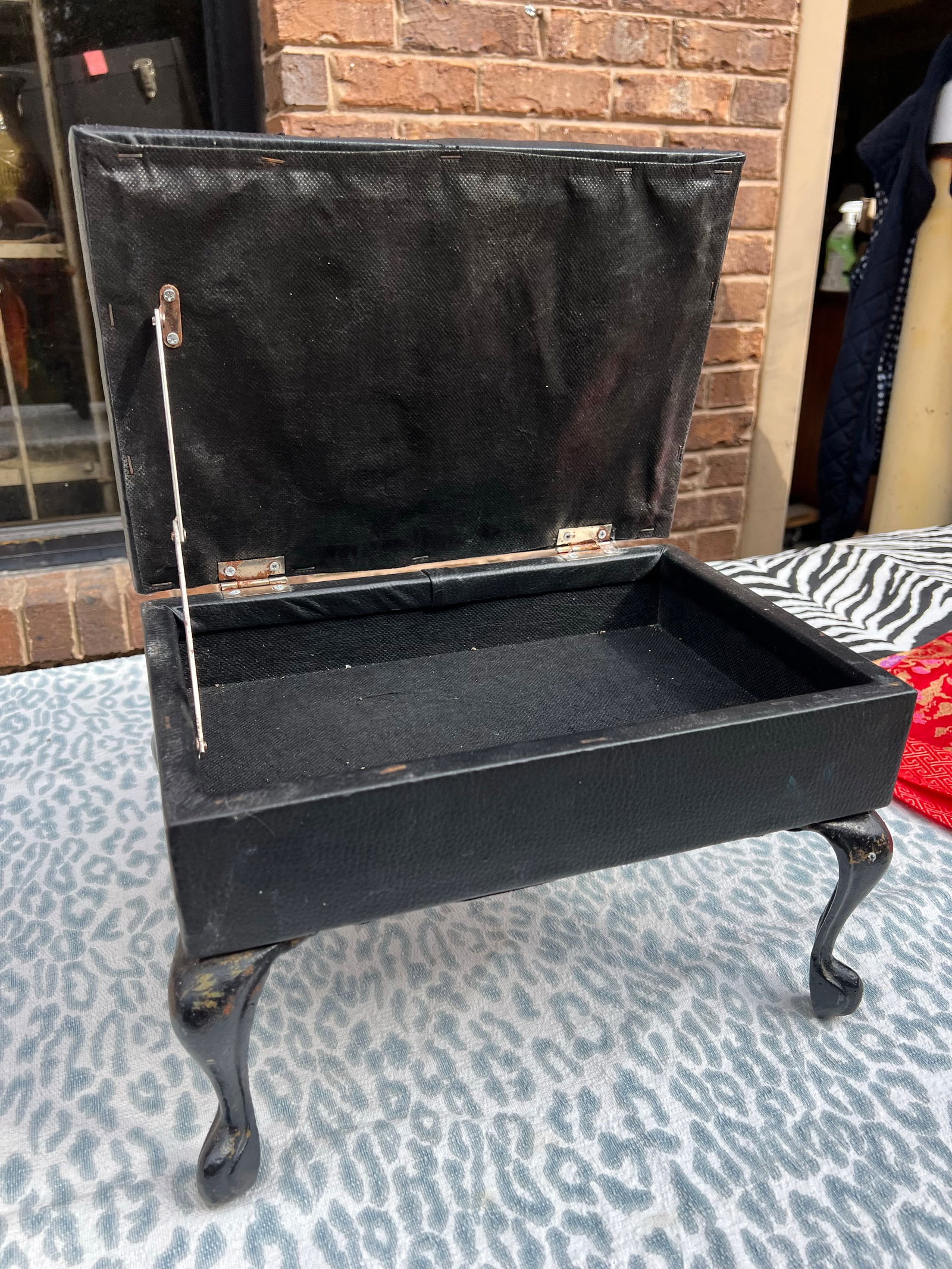 1970s Black Leather Stool With Opening Compartment - 2