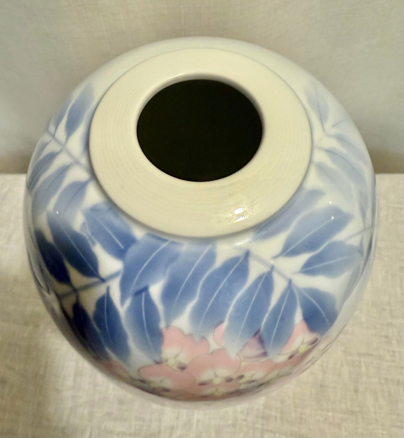 Stunning 20th Century Fukagawa Porcelain Vase With Sparrow and Wisteria Decoration - 3