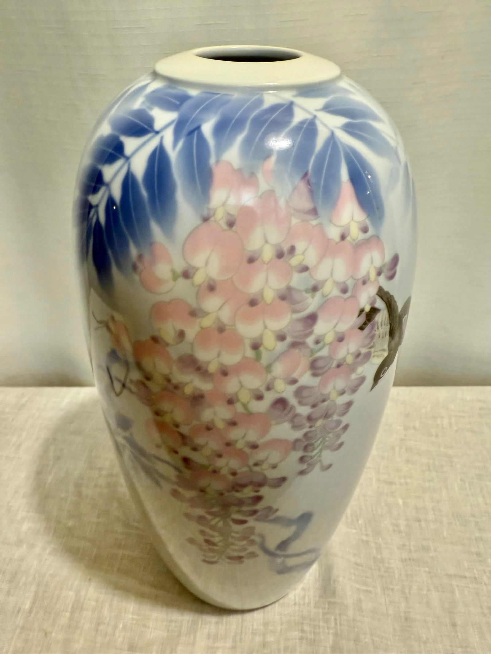 Stunning 20th Century Fukagawa Porcelain Vase With Sparrow and Wisteria Decoration - 4