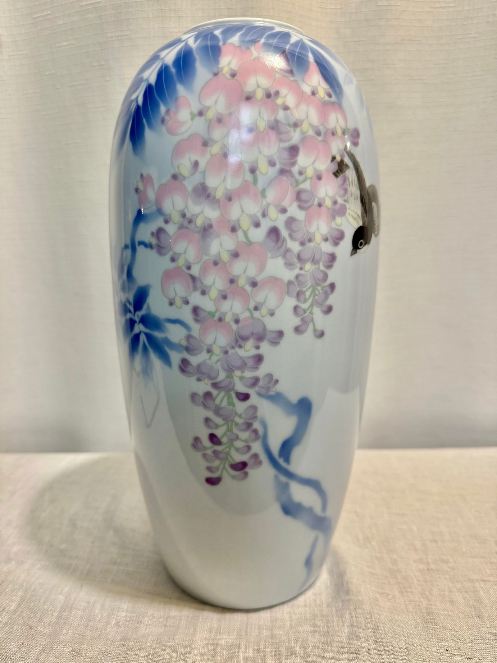 Stunning 20th Century Fukagawa Porcelain Vase With Sparrow and Wisteria Decoration - 5