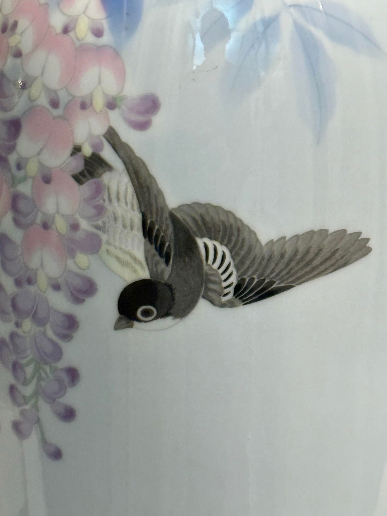 Stunning 20th Century Fukagawa Porcelain Vase With Sparrow and Wisteria Decoration - 7