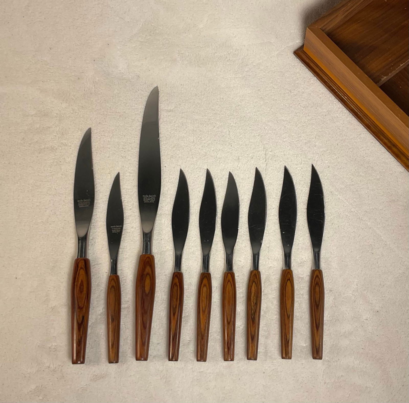 Mode Danish Rosewood Stainless Steel Knives by Sheffield England in Presentation Case, C. 70s - 7