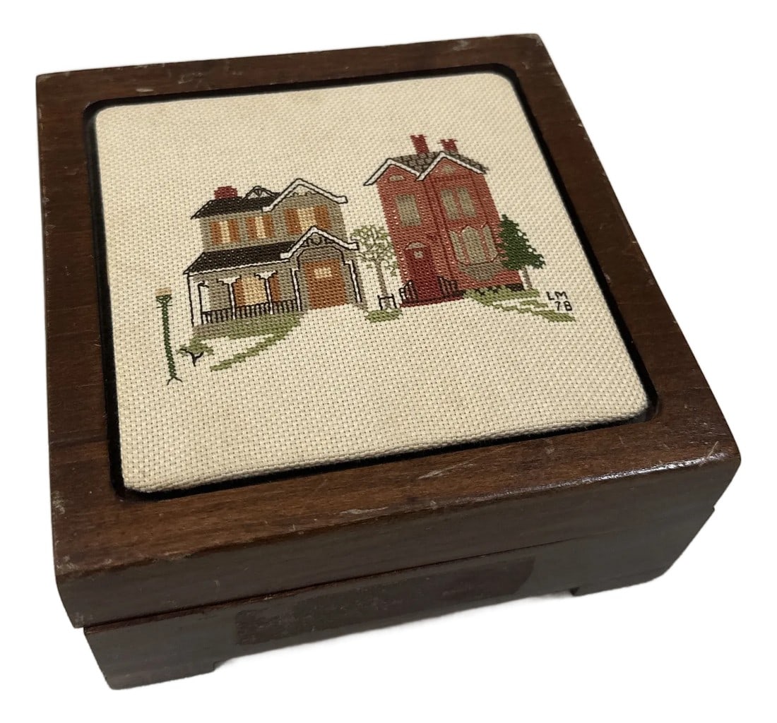 1970s Small Wooden Box With Needlepoint House Design (1 of 6)