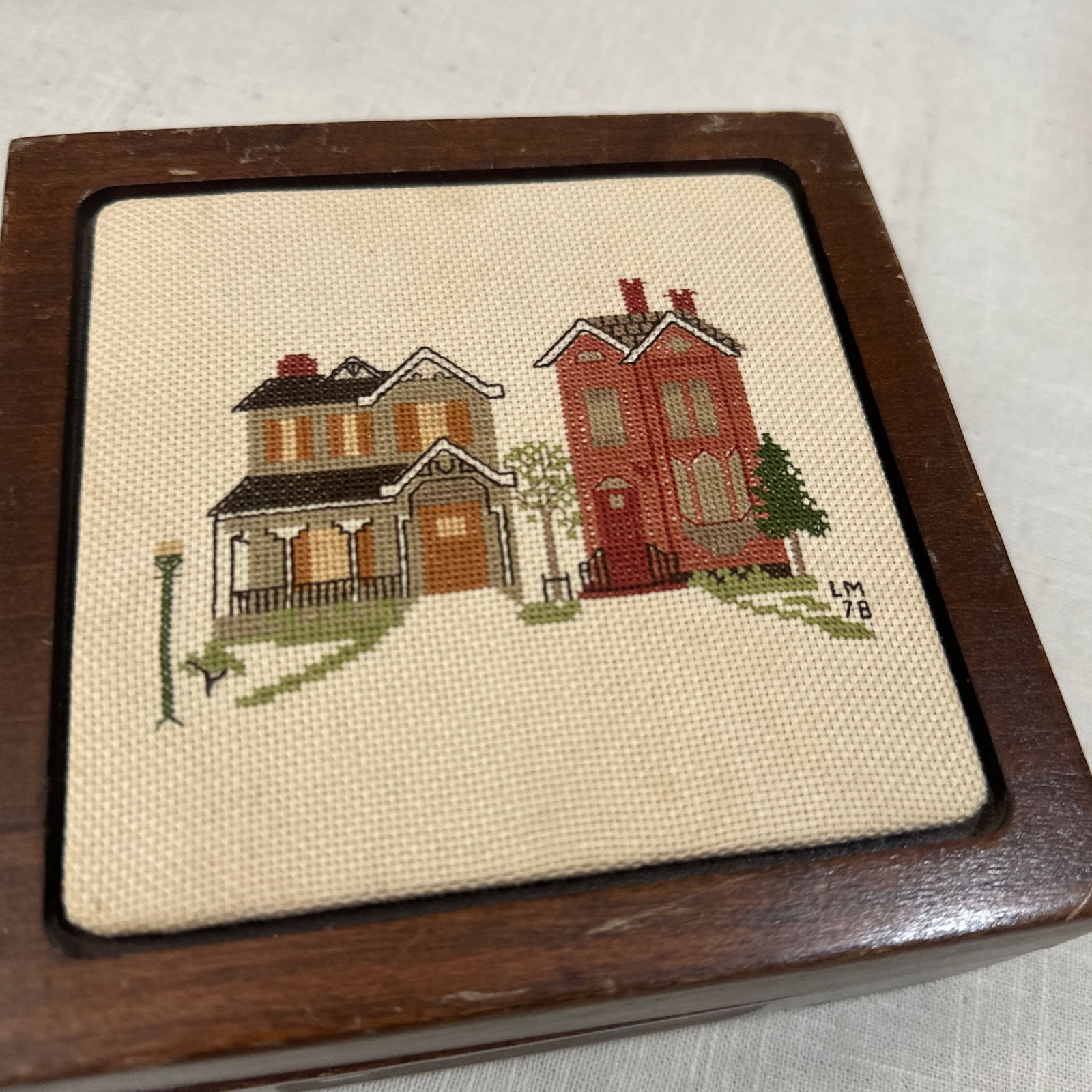 1970s Small Wooden Box With Needlepoint House Design - 4